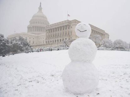 Un muñeco de nievo durante la tormenta 'Toby' frente al Capitolio, este miércoles en Washington.