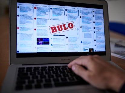 Una persona lee en su ordenador portátil información sobre noticias falsas.