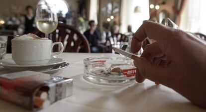 Un cliente fuma en una cafetería de Viena en 2010, cuando el Parlamento austriaco discutió su prohibición.