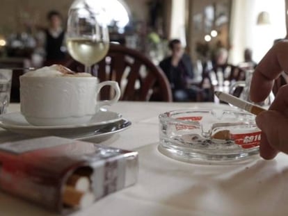 Un cliente fuma en una cafetería de Viena en 2010, cuando el Parlamento austriaco discutió su prohibición.