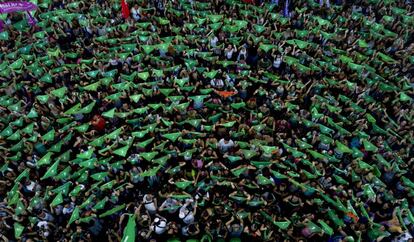 Activistas a favor de la despenalización del aborto levantan pañuelos verdes durante una concentración frente al Congreso, en Buenos Aires (Argentina).