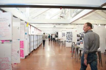 Interior de la d.school en el campus de Stanford.