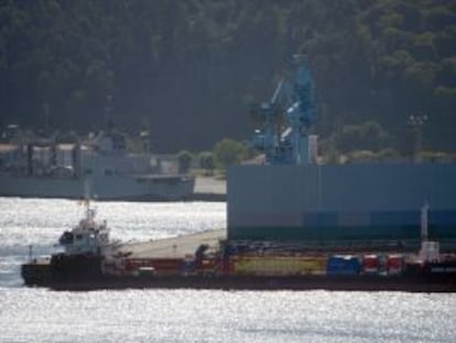 El buque Monte Arucas, que actuaría como gasolinera flotante, fondeado ayer en aguas de la ría de Ferrol. 