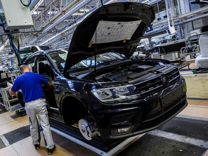 Un trabajador trabaja en un Seat Terraco en la fábrica de Volkswagen en Wolfsburgo, Alemania.