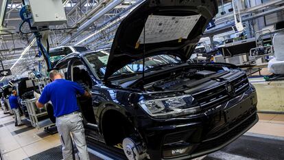 Dos operarios trabajan en la cadena de montaje de la fábrica de Volkswagen en Wolfsburg.