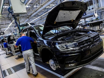 Dos operarios trabajan en la cadena de montaje de la fábrica de Volkswagen en Wolfsburg.