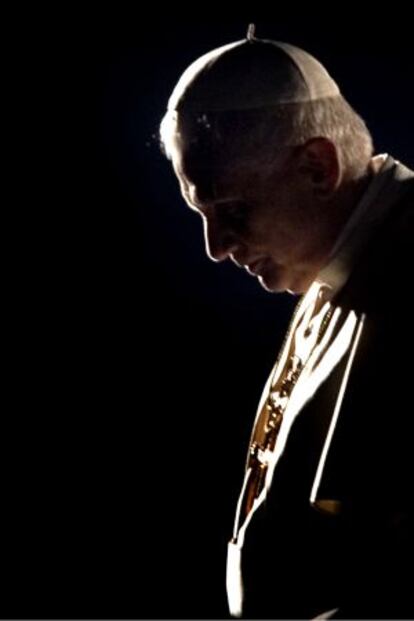 Benedicto XVI celebra el Vía Crucis en el Coliseo de Roma, el 6 de abril de 2007.