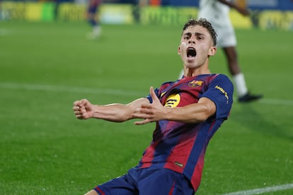 Fermin López celebra el tercer gol del partido.