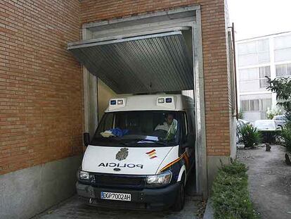 Un furgón policial traslada a varios detenidos ante el juez.