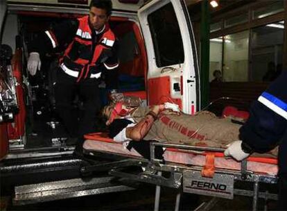 Los servicios sanitarios israelíes evacúan a uno de los de los adolescentes heridos anoche en Sderot.