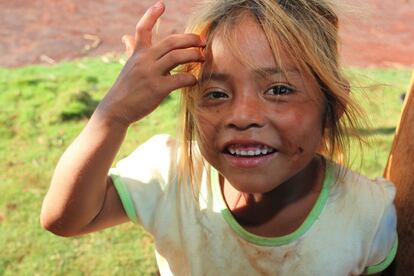 Niña de la aldea Guyraroka, en Mato Grosso do Sul.