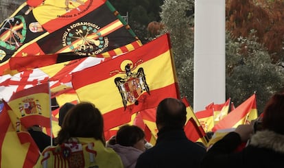 A PP y Ciudadanos les inquietaba que los grupos de extrema derecha se sumaran a la protesta, como Falange Española y de las JONS, y acudieran a Colón con banderas preconstitucionales. En la imagen, un manifestante enarbola una bandera preconstitucional durante la concentración por la unidad de España y la convocatoria de elecciones, hoy domingo en la plaza de Colón de Madrid.