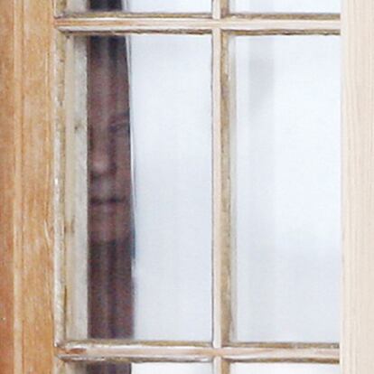 Roman Polanski se asoma por una de las ventanas de su casa en Suiza, donde cumple arresto domiciliario