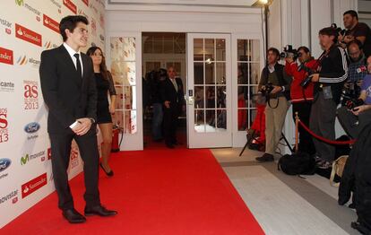 Los Premios As reunieron anoche en el Hotel Palace de Madrid, en su séptima edición, a algunas de las personalidades más destacadas del año en el ámbito del deporte español. El nuevo campeón de MotoGP, Marc Márquez; la selección de waterpolo femenino, oro en el Mundial de Barcelona y Diego Simeone, campeón de tres títulos desde su llegada al Atlético, fueron algunos de los premiados. La gala sirvió también para reconocer el talento de una joven promesa, la madrileña Marta Ortega, tricampeona mundial de pádel con apenas 16 años, y para honrar a toda una leyenda, Federico Martín Bahamontes, que pasará a la historia como primer español en hacerse con un Tour de Francia (1958).