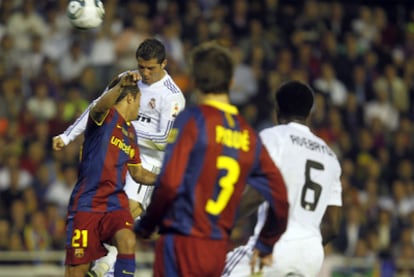 Cristiano se eleva sobre Adriano para marcar de cabeza el gol del triunfo del Madrid.
