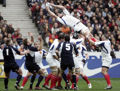 17/03/2007. Rugby, Torneo Seis Naciones. Francia - Irlanda. En la imagen el francés Bonnaire agarra la pelota en una touche