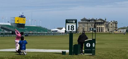 El joven japonés Ryo Ishykawa en el tee del 18, uno de los lugares emblemáticos del mundo del golf