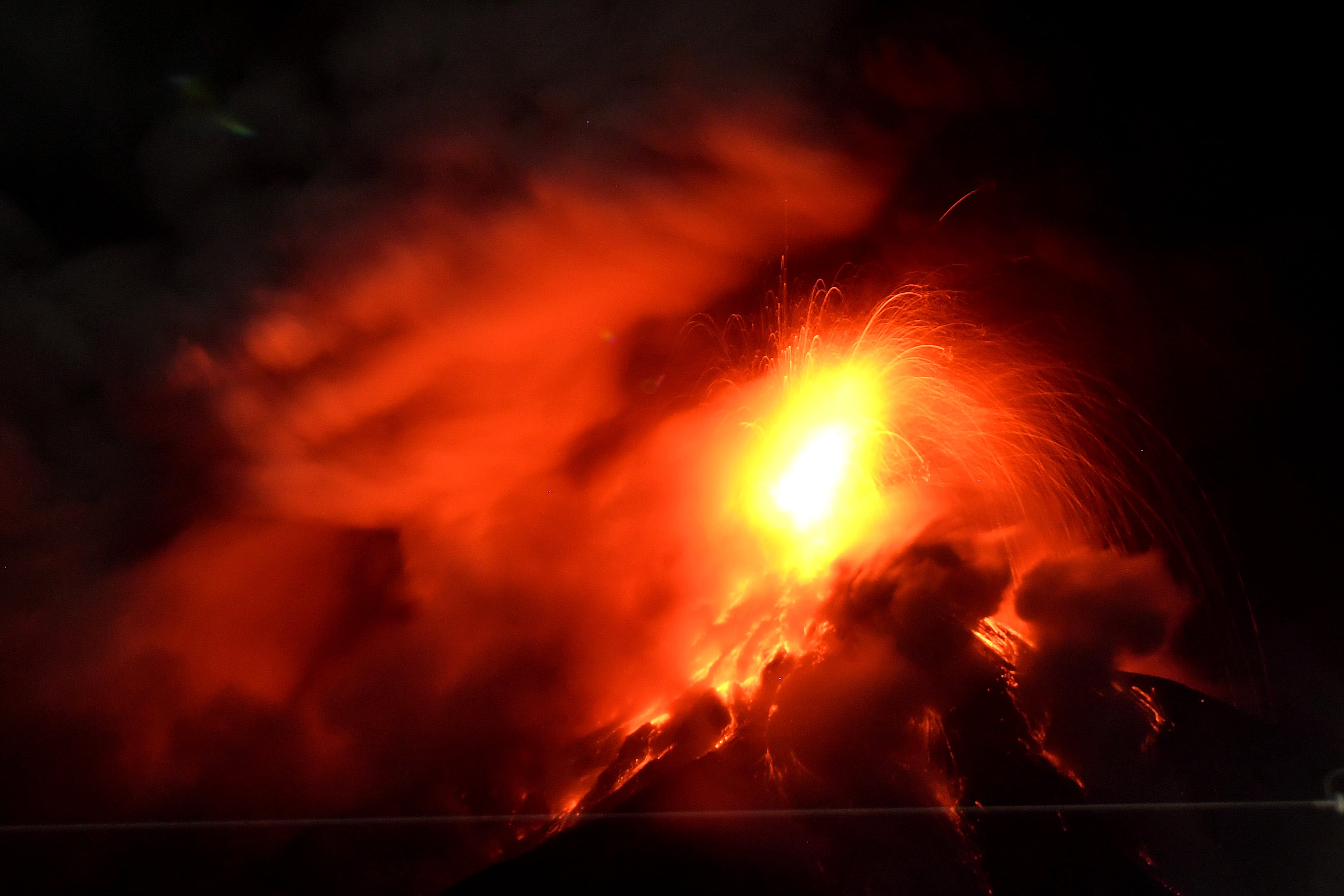 Guatemala en alerta naranja por erupción del volcán de Fuego