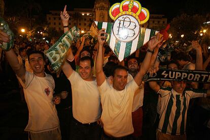 Los aficionados del Betis celebran en Sevilla la clasificación de su equipo para la Liga de Campeones.