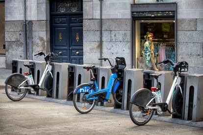 Bicis viejas (blancas) y nuevas (azules) en la estación de Bicimad de Conde de Romanones, en el centro de Madrid. 