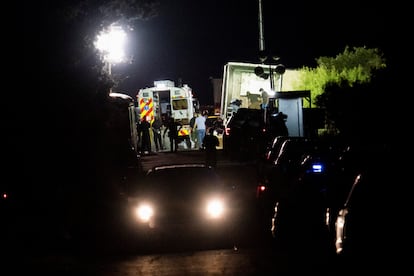 Al sitio llegaron 20 unidades con 65 bomberos y una decena de ambulancias. Los heridos, aún dentro del remolque del vehículo, estaban demasiado débiles como para abrirse paso entre los restos. Los trabajos de rescate duraron poco más de 50 minutos. En la imagen, los servicios de emergencia trabajan en el lugar donde fue hallado el tráiler.