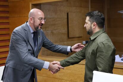 El presidente del Consejo Europeo, Charles Michel, saluda al mandatario ucranio, Volodímir Zelenski, el 5 de octubre en Granada.