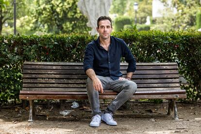 David López Canales, el 21 de junio en un banco de la plaza de Oriente de Madrid.