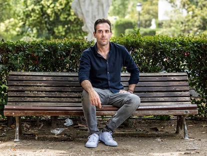 David López Canales, el 21 de junio en un banco de la plaza de Oriente de Madrid.