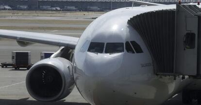Un avion de Iberia a punto de despegar en el aeropuerto de Barajas.