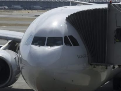 Un avion de Iberia a punto de despegar en el aeropuerto de Barajas. 