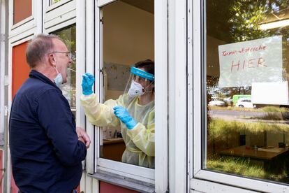 Un médico se somete al test del coronavirus en el centro de salud de Spandau.