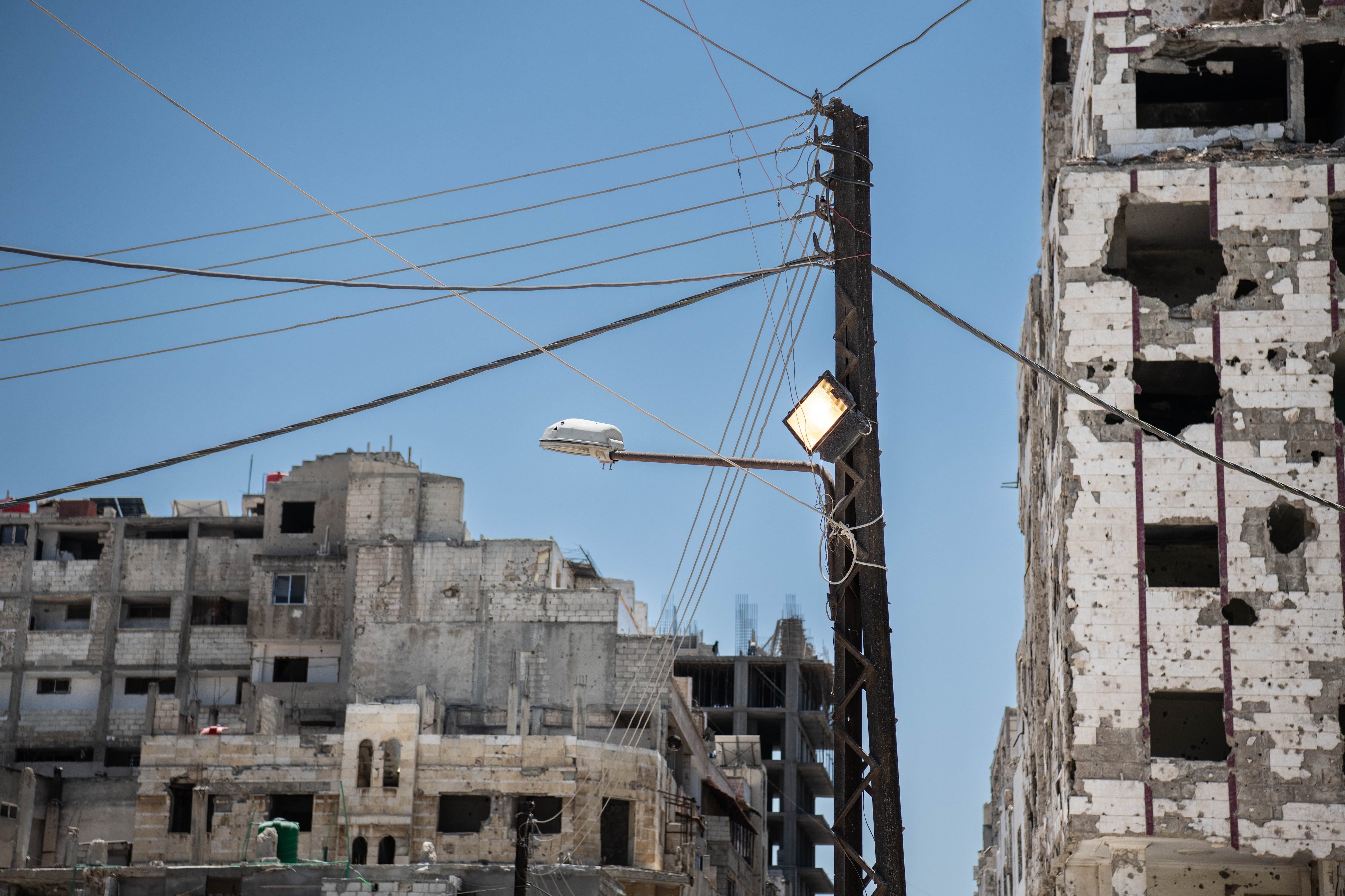La electricidad retorna al barrio de Al Sukkari, uno de los más destruidos de Homs, aunque el precio ha incrementado en un 5000%. Imagen tomada el pasado 27 de julio.