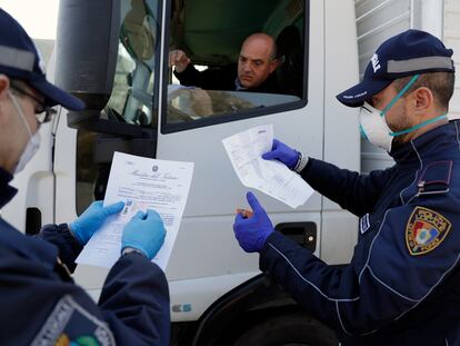 Policías italianos revisan la documentación de un camionero en Fondi, cerca de Roma
