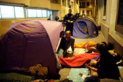 El centro ocupado Reina Violant durante la madrugada del sábado al domingo. Las autoridades han ordenado que los colegios electorales estén cerrados a las seis de la mañana del domingo 1 de octubre. 