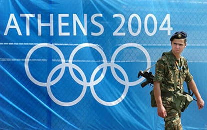 Un soldado griego vigila las instalaciones del estadio olímpico.