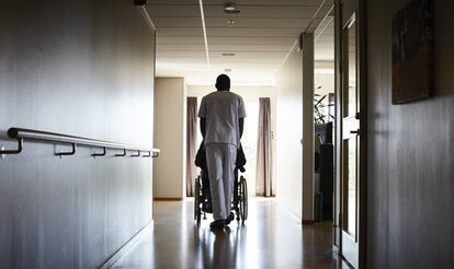 Un sanitario traslada a un paciente, en una foto de archivo.