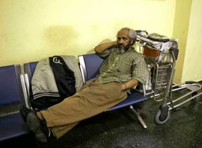 Feld, sentando en un banco de la terminal 1 del aeropuerto de Barajas.