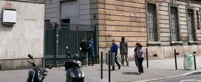 Varios hombres aguardan la apertura de la narcosala de París, este sábado.