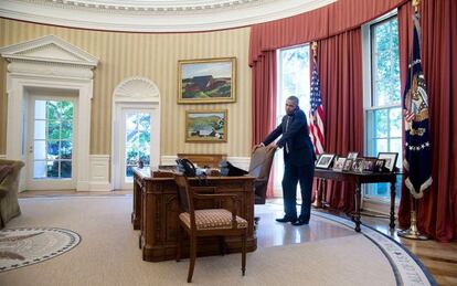 Obama conversa por tel&eacute;fono en el Despacho Oval.