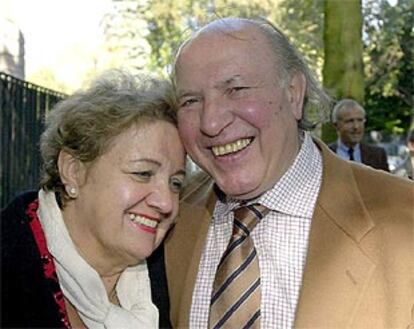 Imre Kertész, ayer, con su mujer, Magda, en Berlín.