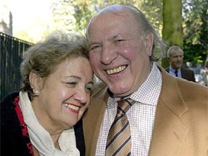 Imre Kertész, ayer, con su mujer, Magda, en Berlín.