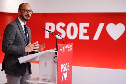 El secretario del Área Institucional del PSOE, Alfonso Rodríguez Gómez de Celis, ofrece una rueda de prensa en la sede del partido en Madrid, este lunes. 

