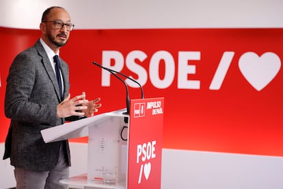 El secretario del Área Institucional del PSOE, Alfonso Rodríguez Gómez de Celis, ofrece una rueda de prensa en la sede del partido en Madrid, este lunes. 
