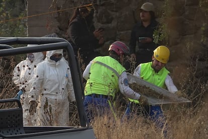 Autoridades trabajan en la búsqueda y recuperación de restos humanos en una fosa clandestina, en la alcaldía Xochimilco, Ciudad de México.