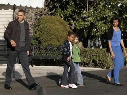 Barack Obama, su esposa Michelle, su hija Sasha y una amiga de ésta, en la Casa Blanca.