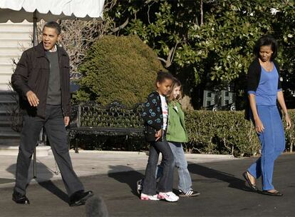 Barack Obama, su esposa Michelle, su hija Sasha y una amiga de ésta, en la Casa Blanca.