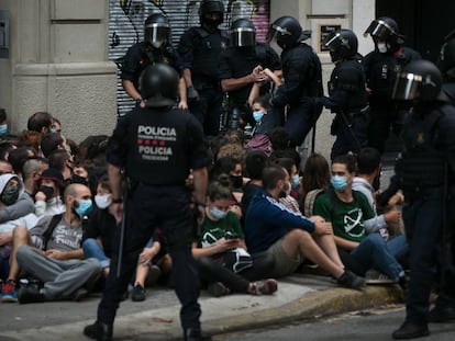 Un grup d'activistes intenta aturar un desnonament al carrer de Còrsega de Barcelona. 