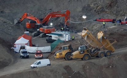 Momentos previos a la bajada de la cápsula de salvamento minero.