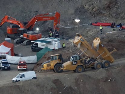 Momentos previos a la bajada de la cápsula de salvamento minero.