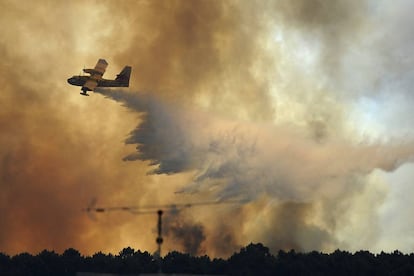 Un avión de bomberos lanza agua sobre un incendio fuera del pueblo de Pedrogao Grande, Portugal , el 19 de junio de 2017.